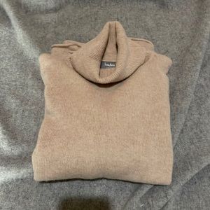 Neiman Marcus Cashmere turtleneck sweater. Size M.